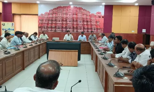 Jaipur: जिला कलेक्टर की अपील पर व्यापार मंडल ने की सायरन लगाने की घोषणा Jaipur: जिला कलेक्टर की अपील पर व्यापार मंडल ने की सायरन लगाने की घोषणा