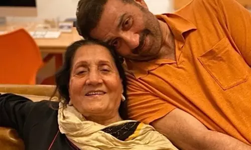 मदर्स डे पर भावुक हुए सनी देओल और अनुपम खेर