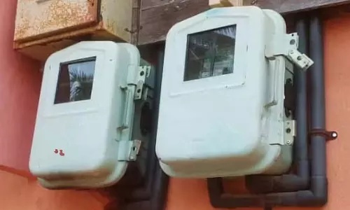 Karnataka : उपभोक्ताओं को सता रहा शॉर्ट सर्किट का डर Karnataka : उपभोक्ताओं को सता रहा शॉर्ट सर्किट का डर