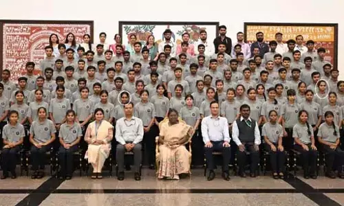 राष्ट्रपति द्रौपदी मुर्मू से अबूझमाड़ की 2 छात्राओं ने की मुलाकात राष्ट्रपति द्रौपदी मुर्मू से अबूझमाड़ की 2 छात्राओं ने की मुलाकात