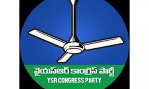 YSRCP ने पूर्व मंत्री विदादला रजनी पर पुलिस हमले की निंदा की YSRCP ने पूर्व मंत्री विदादला रजनी पर पुलिस हमले की निंदा की