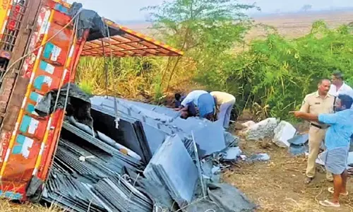 Bapatla जिले में ग्रेनाइट से लदी लॉरी पलटने से तीन मजदूरों की मौत