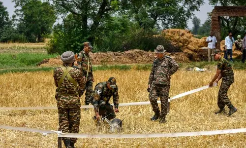 Pakistan ने कुछ ही घंटों में किया संघर्ष विराम का उल्लंघन, श्रीनगर और जम्मू में सुनाई दिए धमाके Pakistan ने कुछ ही घंटों में किया संघर्ष विराम का उल्लंघन, श्रीनगर और जम्मू में सुनाई दिए धमाके