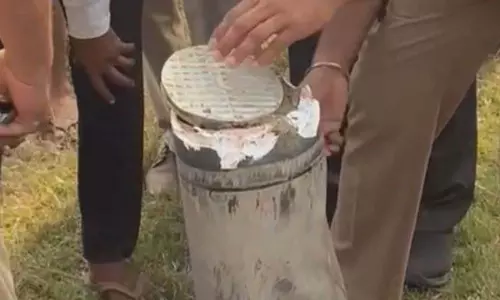 Punjab: कई सीमावर्ती गांवों में ड्रोन के मलबे मिले Punjab: कई सीमावर्ती गांवों में ड्रोन के मलबे मिले