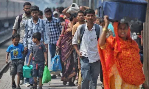 Punjab: अनिश्चितता के बीच प्रवासी अपने मूल स्थानों को लौट रहे