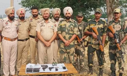 Punjab police ने सीमा पर विस्फोटक, हथियार और गोला-बारूद जब्त किया Punjab police ने सीमा पर विस्फोटक, हथियार और गोला-बारूद जब्त किया