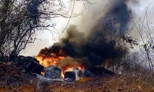 Sanguem में औद्योगिक कचरे में आग लगने से हड़कंप, अलर्ट जारी Sanguem में औद्योगिक कचरे में आग लगने से हड़कंप, अलर्ट जारी