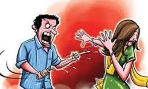 Lucknow: एसिड अटैक की कोशिश करता आरोपी गिरफ्तार, महिला वकील बनी निशाना