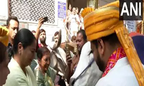 Delhi CM श्री महावीर दिगंबर जैन मंदिर में 36वीं रथ यात्रा में शामिल हुईं