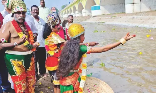 कल्लाझागर प्रवेश के लिए मदुरै में Vaigai का पुष्पवर्षा से स्वागत किया गया