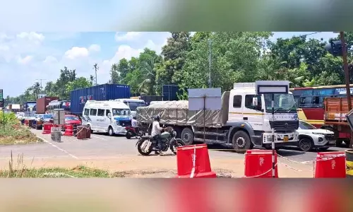 राष्ट्रीय राजमार्ग अंडरपास का निर्माण; जाल में फंसे लोग