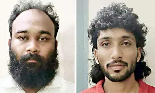 एम्बुलेंस के पीछे शराब की दुकान; दो लोग गिरफ्तार