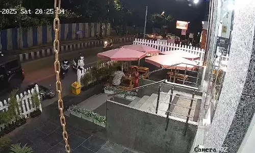 Pune : कोथरुड में थार ड्राइवर ने बच्चों के खेल के मैदान के पास 6 दोपहिया वाहनों को कुचला Pune : कोथरुड में थार ड्राइवर ने बच्चों के खेल के मैदान के पास 6 दोपहिया वाहनों को कुचला