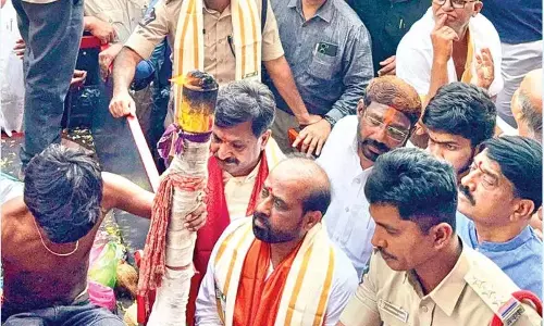 मंत्री ने मदुगु थेरू रथोत्सव में हिस्सा लिया