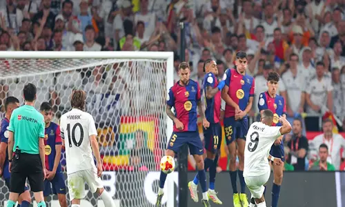 La Liga: एफसी बार्सिलोना 28वें खिताब के लिए तैयार, एल क्लासिको मुकाबले में गत विजेता रियल मैड्रिड से भिड़ेगा La Liga: एफसी बार्सिलोना 28वें खिताब के लिए तैयार, एल क्लासिको मुकाबले में गत विजेता रियल मैड्रिड से भिड़ेगा