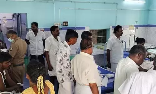 वन्नियार संगम सम्मेलन में लोगों को ले जा रही वैन पलटी, हादसा: 6 घायल वन्नियार संगम सम्मेलन में लोगों को ले जा रही वैन पलटी, हादसा: 6 घायल