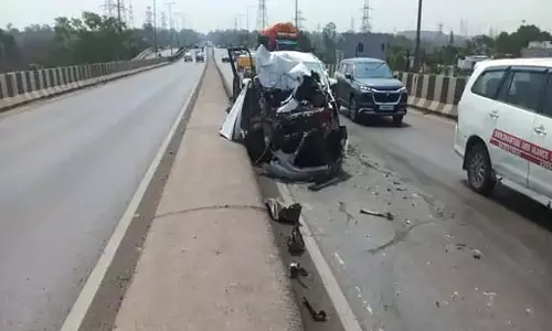 ओवर ब्रिज में ड्राइवर का पैर टूटा, ट्रक में जा घुसी कार