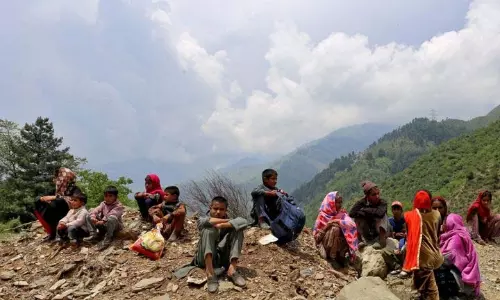 J-K पुलिस की सलाह: बिना फटे गोले के कारण सीमावर्ती गांवों में लौटने से बचें J-K पुलिस की सलाह: बिना फटे गोले के कारण सीमावर्ती गांवों में लौटने से बचें
