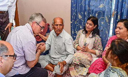 Rajouri में पाक गोलाबारी के दौरान जन-हितैषी अधिकारी की मौत पर शोक Rajouri में पाक गोलाबारी के दौरान जन-हितैषी अधिकारी की मौत पर शोक