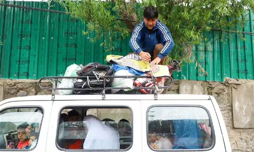 पाक गोलीबारी के मद्देनजर Kashmir के तीन सीमावर्ती जिलों के ग्रामीण सुरक्षित इलाकों में चले गए