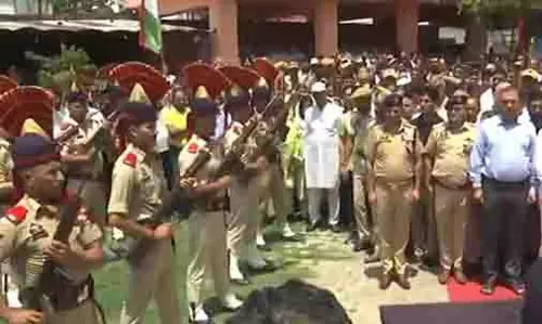 सीमा पार से गोलीबारी में शहीद हुए ADDC राज कुमार थापा को अंतिम श्रद्धांजलि दी गई सीमा पार से गोलीबारी में शहीद हुए ADDC राज कुमार थापा को अंतिम श्रद्धांजलि दी गई