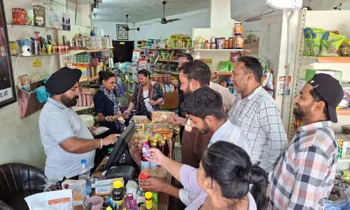 DC ने जमाखोरी रोकने और आवश्यक वस्तुओं की पर्याप्त आपूर्ति सुनिश्चित करने के आदेश जारी किए DC ने जमाखोरी रोकने और आवश्यक वस्तुओं की पर्याप्त आपूर्ति सुनिश्चित करने के आदेश जारी किए