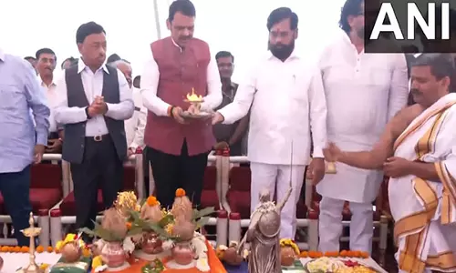 CM Fadnavis, एकनाथ शिंदे ने राजकोट में छत्रपति शिवाजी महाराज की प्रतिमा की पूजा की