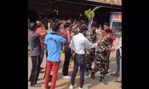 ढाबे पर खाना खाने रूके फौजियों का लोगों ने ऐसे किया स्वागत, देखकर आप भी खुश हो जाएंगे