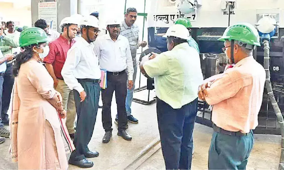 ECoR GM ने इलेक्ट्रिक लोको शेड का निरीक्षण किया ECoR GM ने इलेक्ट्रिक लोको शेड का निरीक्षण किया