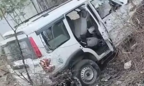 स्कॉर्पियो अनियंत्रित होने से 7 बाराती घायल, मकान क्षतिग्रस्त स्कॉर्पियो अनियंत्रित होने से 7 बाराती घायल, मकान क्षतिग्रस्त