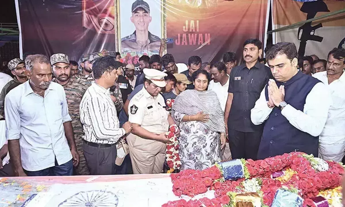 Andhra: मुरली नायक का पार्थिव शरीर उनके पैतृक गांव पहुंचा