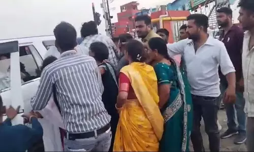 टोल पर झड़प हिंसक हुई: कर्मचारियों ने यात्रियों को पीटा, बहस के दौरान वाहनों के शीशे तोड़े