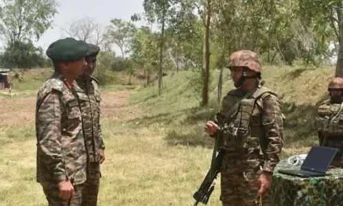 Jammu में सैन्य शिविर के बाहर संदिग्ध आतंकवादी के साथ मुठभेड़ में एक सैनिक घायल Jammu में सैन्य शिविर के बाहर संदिग्ध आतंकवादी के साथ मुठभेड़ में एक सैनिक घायल