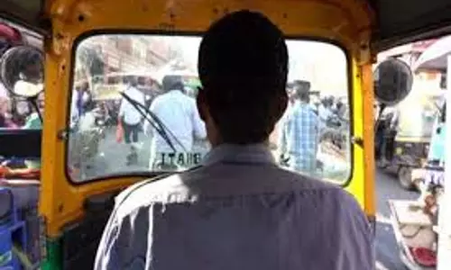 Chandauli: ऑटो चालक की ईमानदारी: दो लाख रुपये का बैग सही-सलामत लौटाया