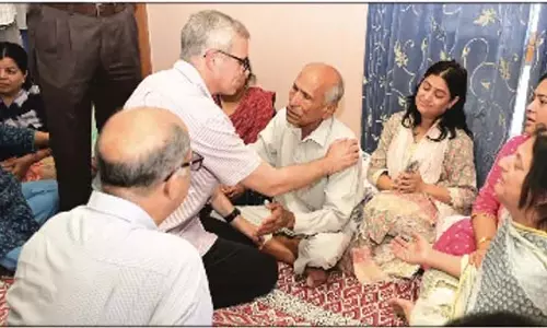CM उमर अब्दुल्ला ने शहीद अधिकारी राज कुमार थापा के परिवार से मुलाकात की