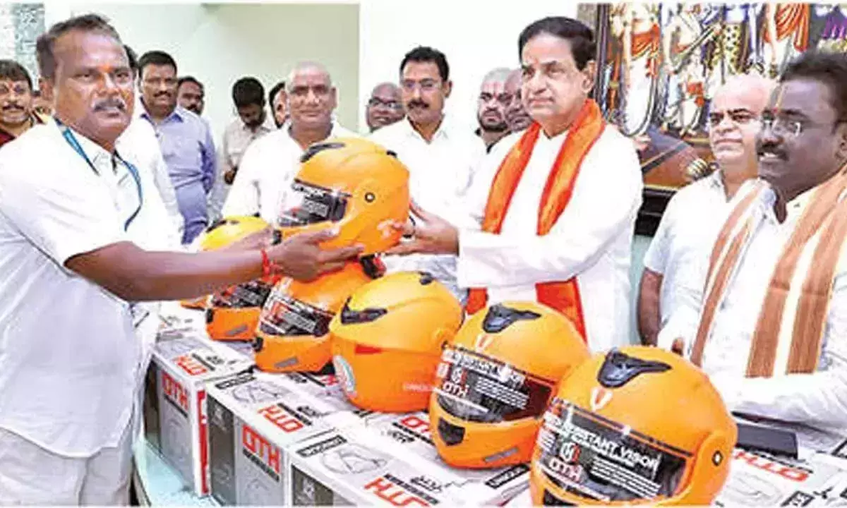 Andhra: टीटीडी कर्मचारियों को हेलमेट वितरित किए गए Andhra: टीटीडी कर्मचारियों को हेलमेट वितरित किए गए