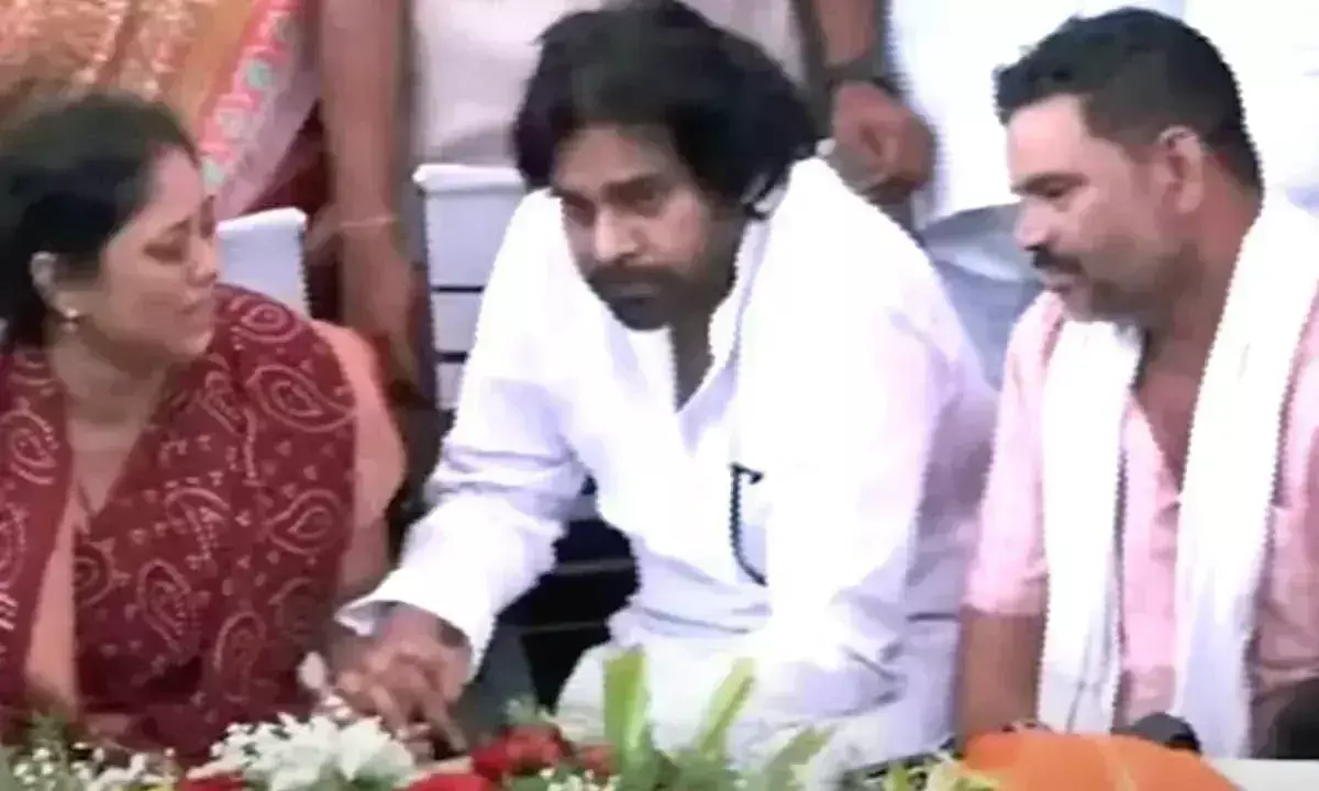 Andhra: पवन कल्याण ने शहीद अग्निवीर जवान मुरली नाइक को श्रद्धांजलि दी Andhra: पवन कल्याण ने शहीद अग्निवीर जवान मुरली नाइक को श्रद्धांजलि दी