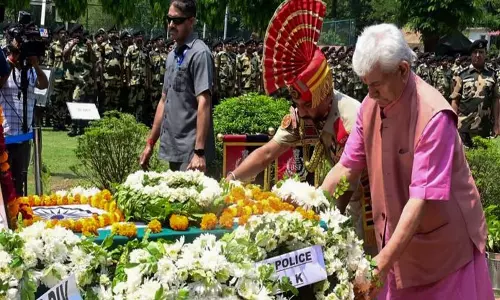 J&K के उपराज्यपाल ने बीएसएफ के जांबाज को श्रद्धांजलि दी J&K के उपराज्यपाल ने बीएसएफ के जांबाज को श्रद्धांजलि दी