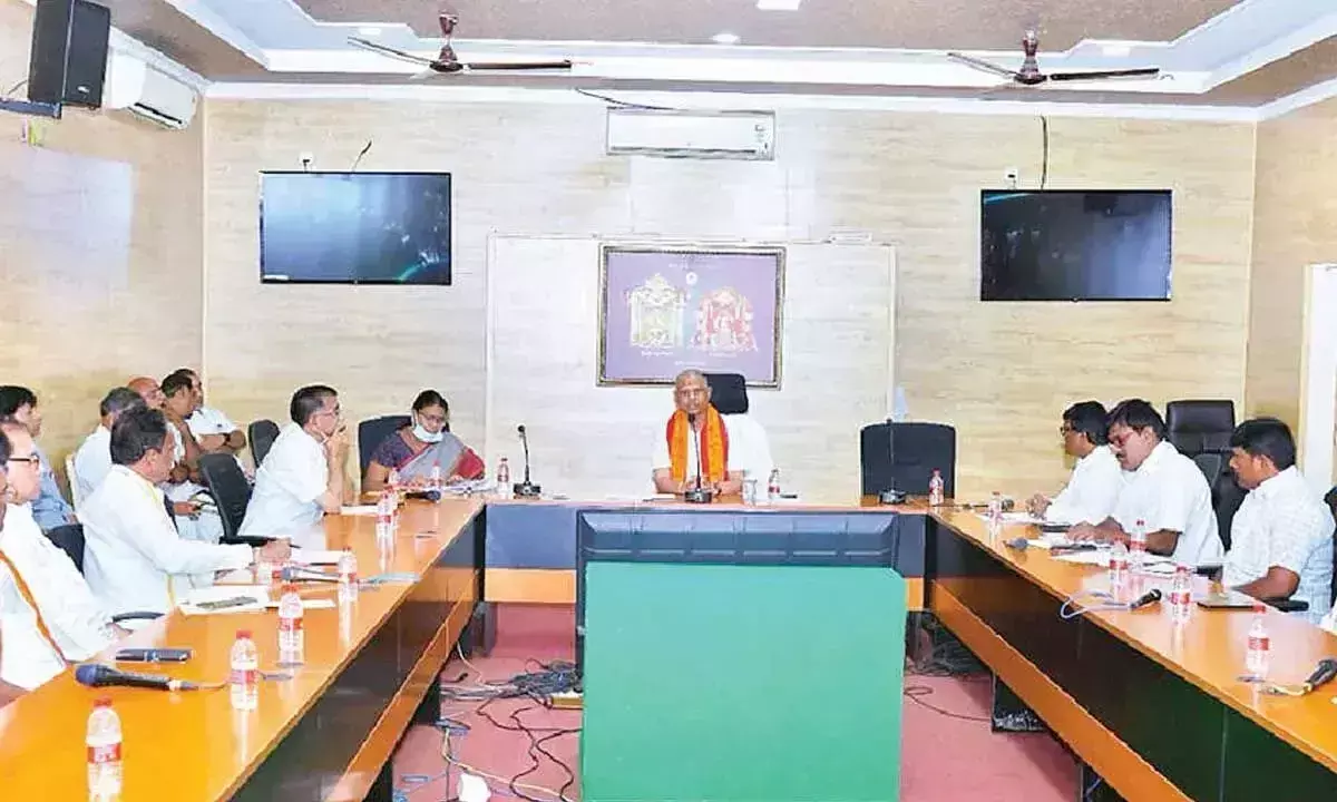 Andhra: श्रीशैलम मंदिर के अधिकारियों से तीर्थयात्रियों के लिए सुविधाएं बढ़ाने को कहा गया
