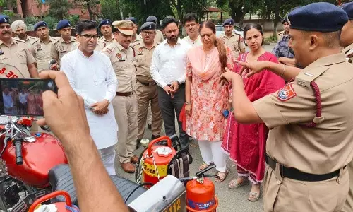 Chandigarh मेयर ने सेक्टर 32 फायर स्टेशन का निरीक्षण किया Chandigarh मेयर ने सेक्टर 32 फायर स्टेशन का निरीक्षण किया