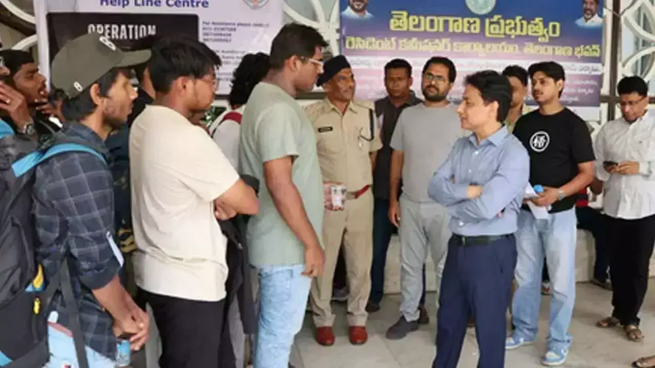 Telangana: सीमावर्ती राज्यों में फंसे लोग दिल्ली स्थित तेलंगाना भवन पहुंचे