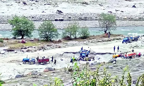 Himachal: ग्रामीणों ने खनन माफिया को ब्यास नदी से खदेड़ा, पारिस्थितिकी को नुकसान का हवाला दिया