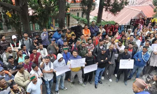 Himachal: सफाई कर्मचारियों ने 10% वेतन वृद्धि रोकने के लिए विरोध प्रदर्शन किया Himachal: सफाई कर्मचारियों ने 10% वेतन वृद्धि रोकने के लिए विरोध प्रदर्शन किया