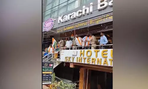 BJP कार्यकर्ताओं ने कराची बेकरी के सामने किया प्रदर्शन, नाम बदलने की मांग
