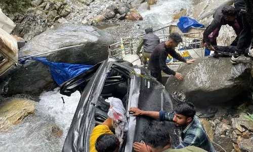 Himachal: टक्कर के बाद वाहन नाले में गिरे, दो घायल