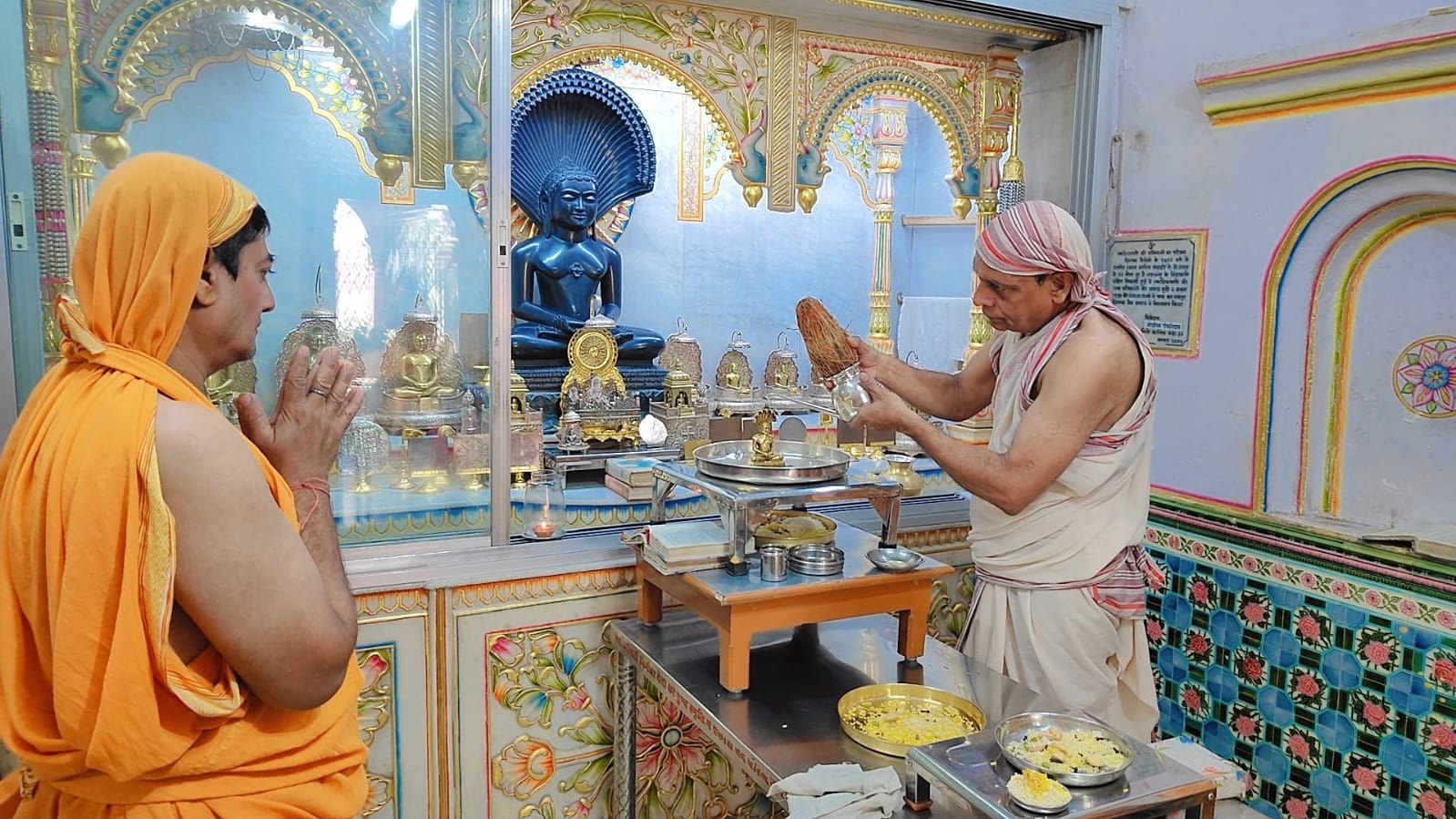 दिगंबर जैन बड़ा मंदिर में संपूर्ण भारत में शांति समृद्धि सौहार्द्र हेतु विशेष अभिषेक एवं पूजन किया