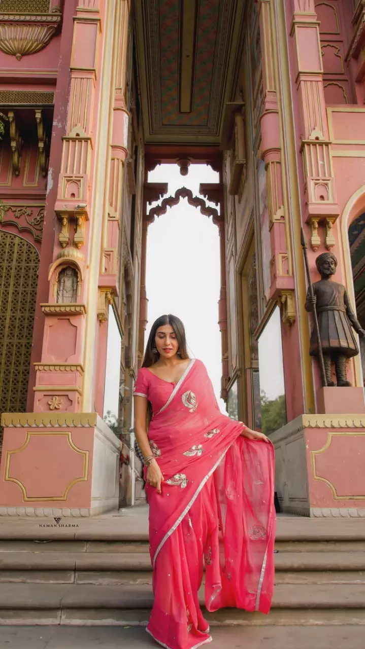 रूमा शर्मा साड़ी में नजर आई