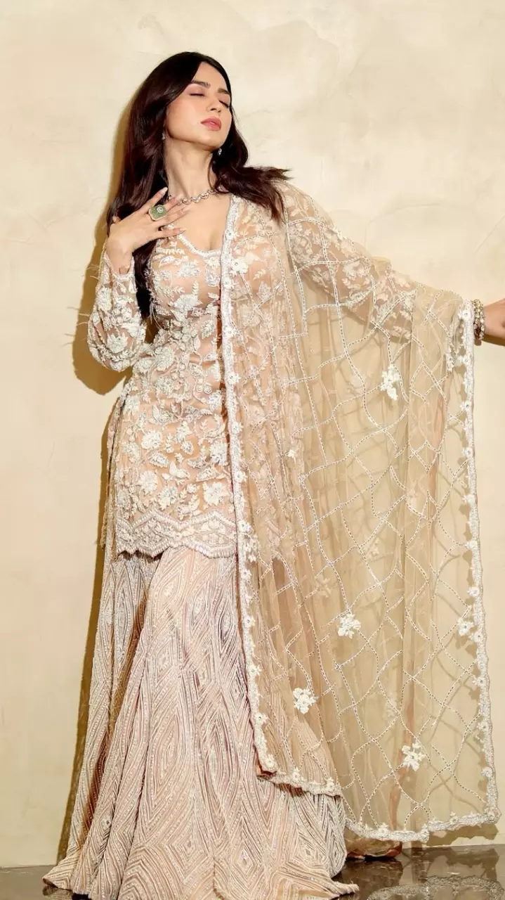 Soundarya Sharma का ट्रेडिशनल लुक