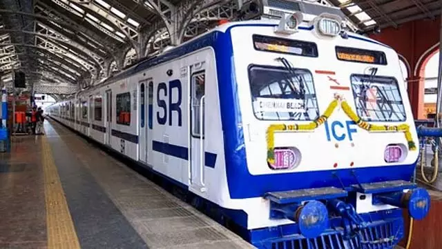 चेन्नई और तिरुत्तनी के बीच वातानुकूलित इलेक्ट्रिक ट्रेन: यात्रियों का विरोध चेन्नई और तिरुत्तनी के बीच वातानुकूलित इलेक्ट्रिक ट्रेन: यात्रियों का विरोध