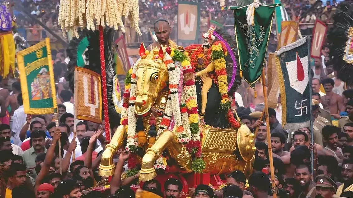 Tamil Nadu : हरे रेशमी वस्त्र पहने कल्लझगर वैगई नदी से उठे Tamil Nadu : हरे रेशमी वस्त्र पहने कल्लझगर वैगई नदी से उठे